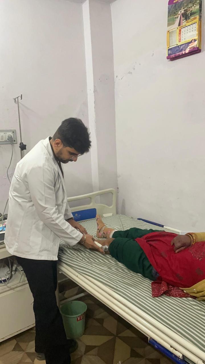 Dr. Saiyam Narula treating a patient
