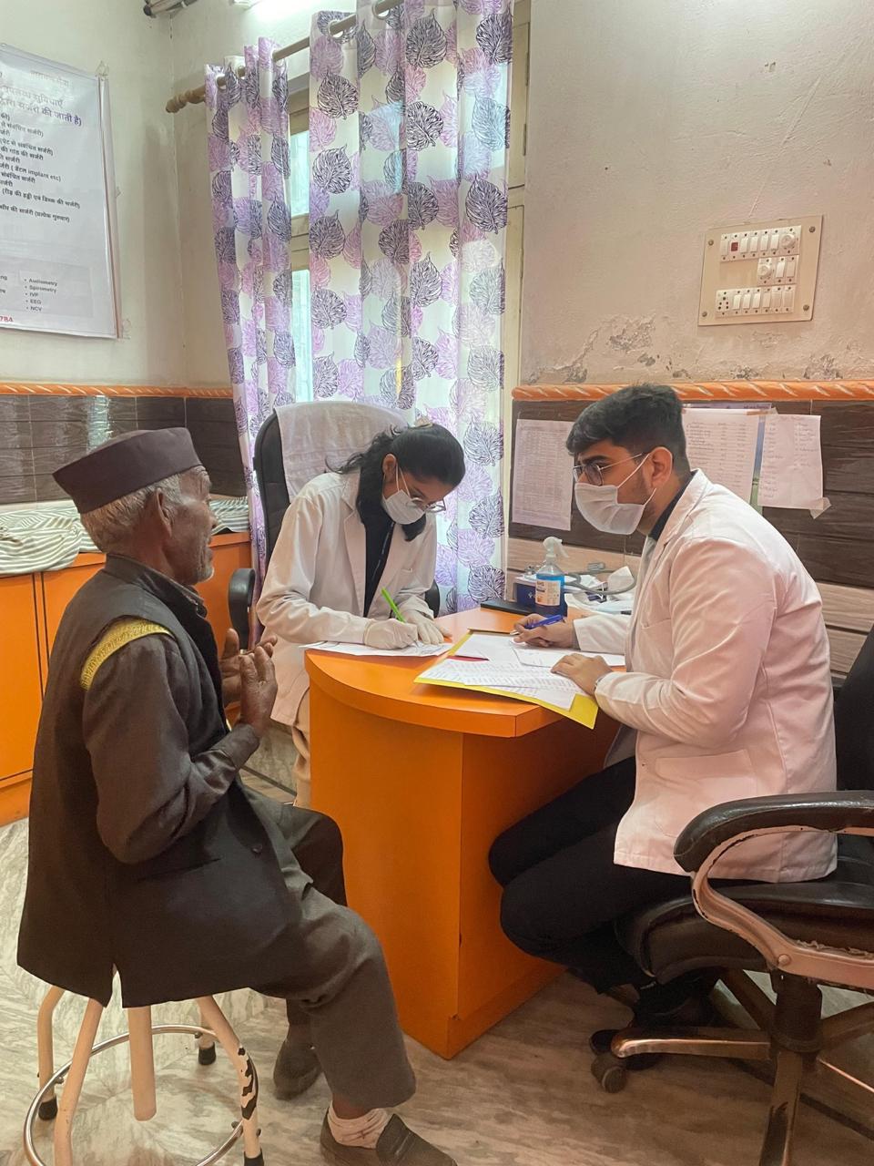 Dr. Saiyam Narula consulting a patient
